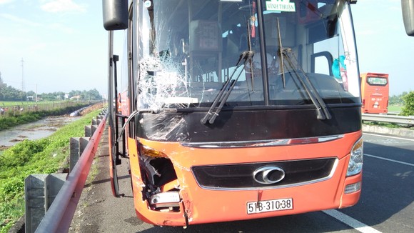 Tai nạn giữa xe ô tô và xe khách trên cao tốc, nhiều người thoát chết ảnh 1