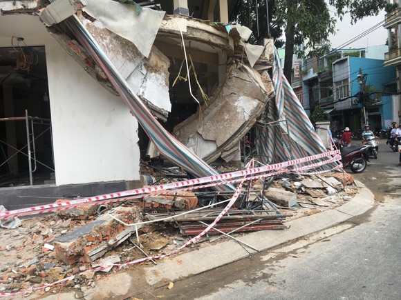 Sập công trình xây dựng ở quận 11, hai công nhân nguy kịch ảnh 1