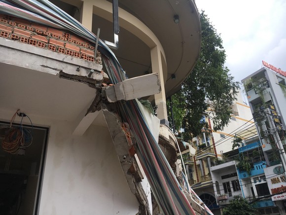 Sập công trình xây dựng ở quận 11, hai công nhân nguy kịch ảnh 2