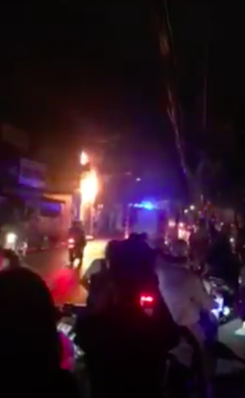 Trụ điện bốc cháy dữ dội kèm tiếng nổ ở khu dân cư, hàng chục người hoảng sợ ảnh 1