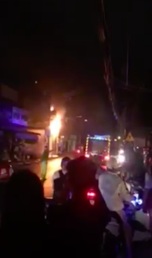Trụ điện bốc cháy dữ dội kèm tiếng nổ ở khu dân cư, hàng chục người hoảng sợ ảnh 2