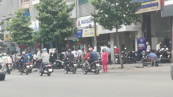 Nam thanh niên nghi dùng súng cướp ngân hàng giữa ban ngày ảnh 5