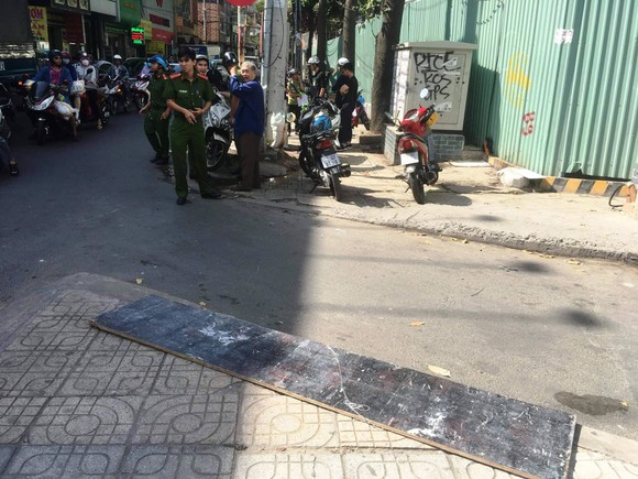 Miếng ván công trình cao ốc Etown 5 rơi xuống đường, nam thanh niên phải nhập viện ảnh 1