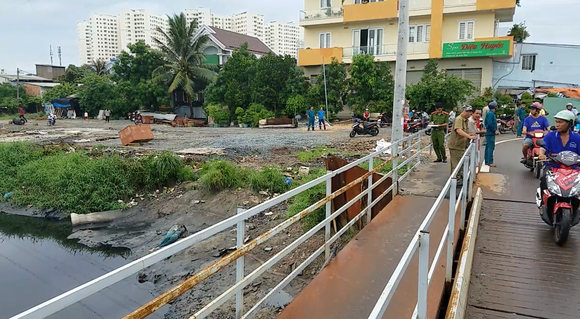 Người phụ nữ tử vong trên khối bê tông dưới kênh nước ảnh 1
