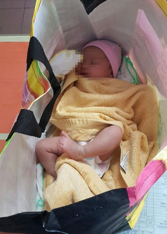 Bé gái sơ sinh một tháng tuổi bị bỏ bên đường ảnh 1