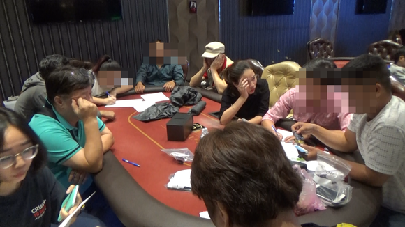 Triệt phá sòng bạc Poker 'khủng' do nhóm người Hàn Quốc điều hành ở TPHCM ảnh 4