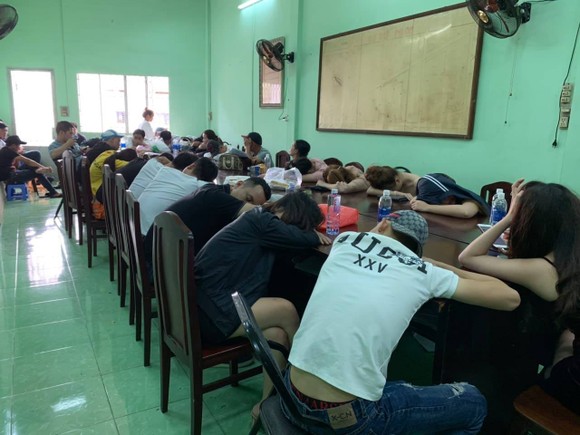 Đột kích quán bar 386, phát hiện 35 'dân chơi' dương tính chất ma túy ảnh 3
