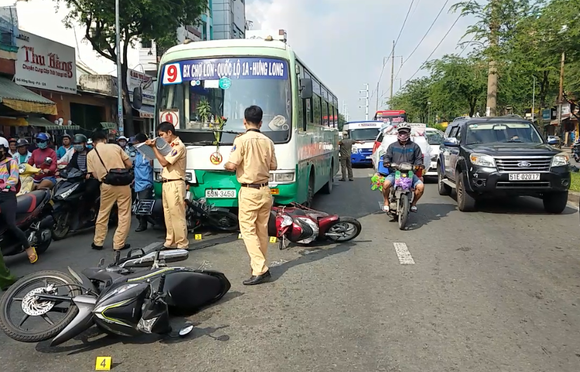 Xe buýt tông hàng loạt phương tiện đang chờ đèn đỏ ảnh 1