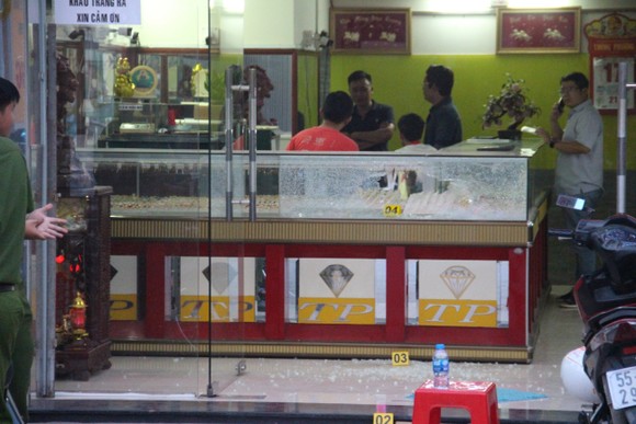 Khởi tố các đối tượng dùng súng cướp tiệm vàng ở huyện Hóc Môn ảnh 3