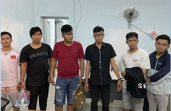 Tìm bị hại của nhóm giả cảnh sát hình sự thực hiện hàng loạt vụ cướp tài sản ở TPHCM và tỉnh Bình Dương ảnh 1