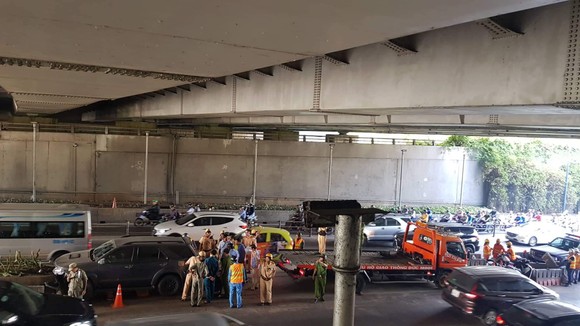 Tài xế ô tô nghi chở thuốc lá lậu tông vào dải phân cách ngay cửa hầm Thủ Thiêm ảnh 1