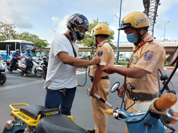 CSGT TPHCM đồng loạt ra quân tuần tra kiểm soát phương tiện ảnh 5
