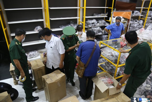 Cận cảnh kho 'hàng hiệu' nhập từ... chợ Đồng Xuân, chợ Lớn, chợ An Đông ảnh 1