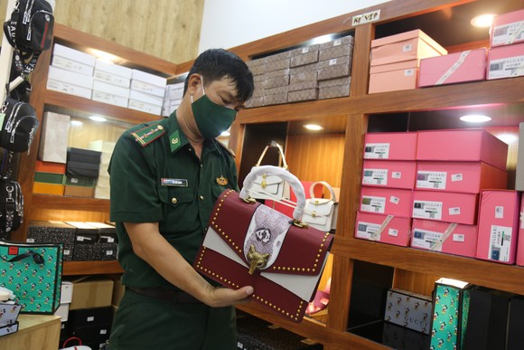 Cận cảnh kho 'hàng hiệu' nhập từ... chợ Đồng Xuân, chợ Lớn, chợ An Đông ảnh 4