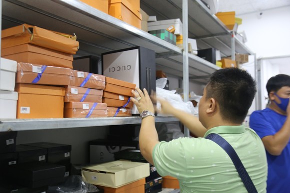Cận cảnh kho 'hàng hiệu' nhập từ... chợ Đồng Xuân, chợ Lớn, chợ An Đông ảnh 7