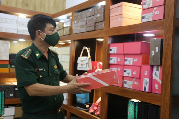 Cận cảnh kho 'hàng hiệu' nhập từ... chợ Đồng Xuân, chợ Lớn, chợ An Đông ảnh 11
