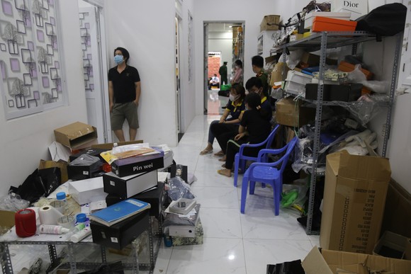 Cận cảnh kho 'hàng hiệu' nhập từ... chợ Đồng Xuân, chợ Lớn, chợ An Đông ảnh 15