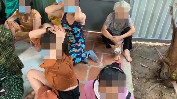 Phá sòng bạc do 'quý bà' cầm đầu, quy tụ nhiều đối tượng mang tiền án, tiền sự ở huyện Củ Chi ảnh 2