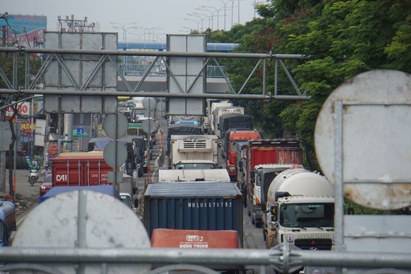 Xe container tông vào đuôi xe tải, hàng ngàn phương tiện 'chôn chân' trên quốc lộ 1 ảnh 2