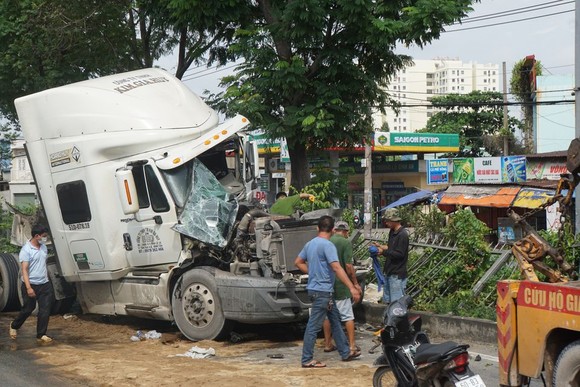 Xe container tông vào đuôi xe tải, hàng ngàn phương tiện 'chôn chân' trên quốc lộ 1 ảnh 1