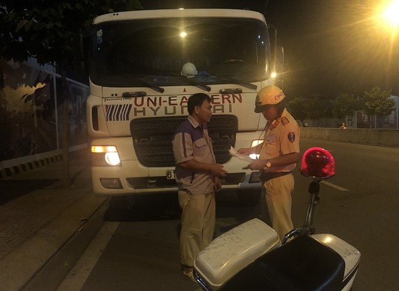 CSGT TPHCM tăng cường kiểm soát xe ô tô vận tải hàng hoá trên địa bàn ảnh 1