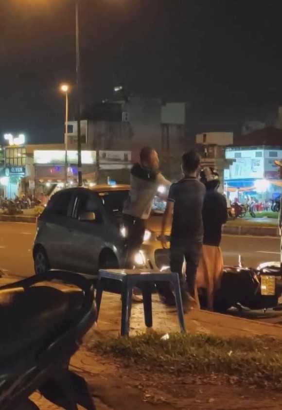 Xôn xao vụ va chạm giao thông, tài xế xe ô tô đuổi đánh đôi nam nữ ở quận 9 ảnh 2