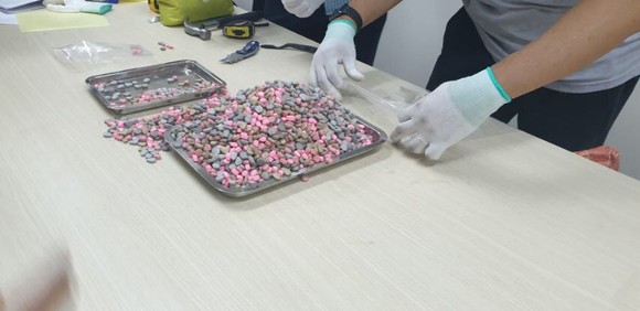 Thu giữ hơn 20,5 kg ma túy trong các lô hàng quà biếu ảnh 3