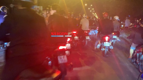 Hàng trăm "quái xế" tiếp tục đua xe gây náo loạn huyện Bình Chánh ảnh 2