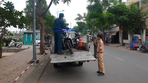 Ô tô "điên" tông 4 xe máy, 2 cô gái bị thương nặng nhập viện cấp cứu ở quận Bình Thạnh ảnh 4