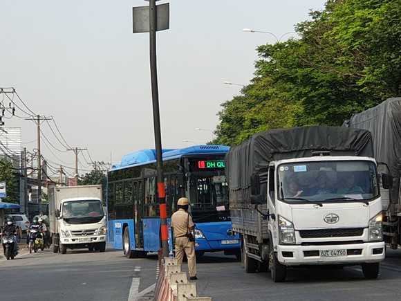 Xe tải tông dải phân cách trên quốc lộ 1 chắn giữa đường, giao thông ùn ứ nhiều giờ ảnh 8