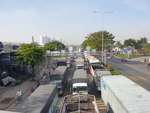 Xe tải tông dải phân cách trên quốc lộ 1 chắn giữa đường, giao thông ùn ứ nhiều giờ ảnh 6