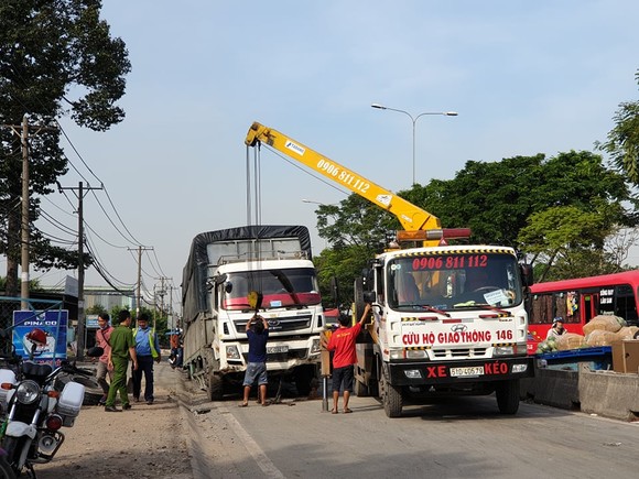 Xe tải tông dải phân cách trên quốc lộ 1 chắn giữa đường, giao thông ùn ứ nhiều giờ ảnh 3