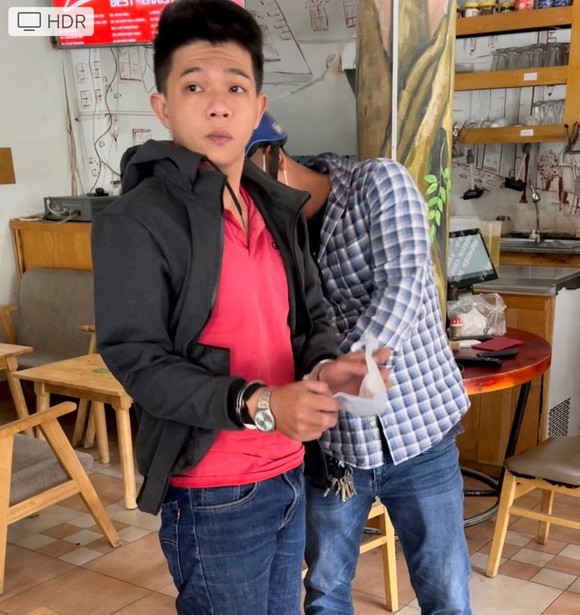 Hai cha con giả Cảnh sát hình sự để cướp tài sản ở huyện Hóc Môn ảnh 2