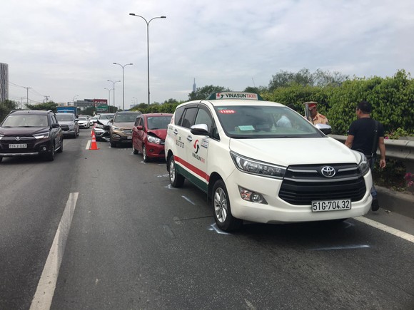 Tai nạn liên hoàn trên cao tốc TPHCM - Long Thành - Dầu Giây ảnh 2