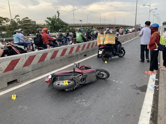 Giao thông qua cầu Bình Triệu 1 ùn ứ kéo dài do va chạm giữa 2 xe máy ảnh 2