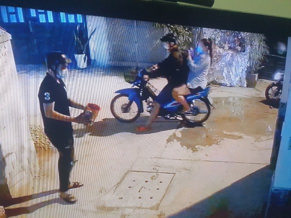 Nhà một gia đình ở quận Bình Tân liên tục bị 'khủng bố' bằng sơn đỏ và đá ảnh 5
