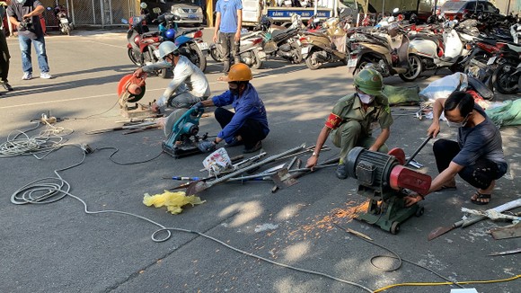 Công an quận Tân Bình tiêu hủy nhiều vũ khí thô sơ các loại ảnh 11