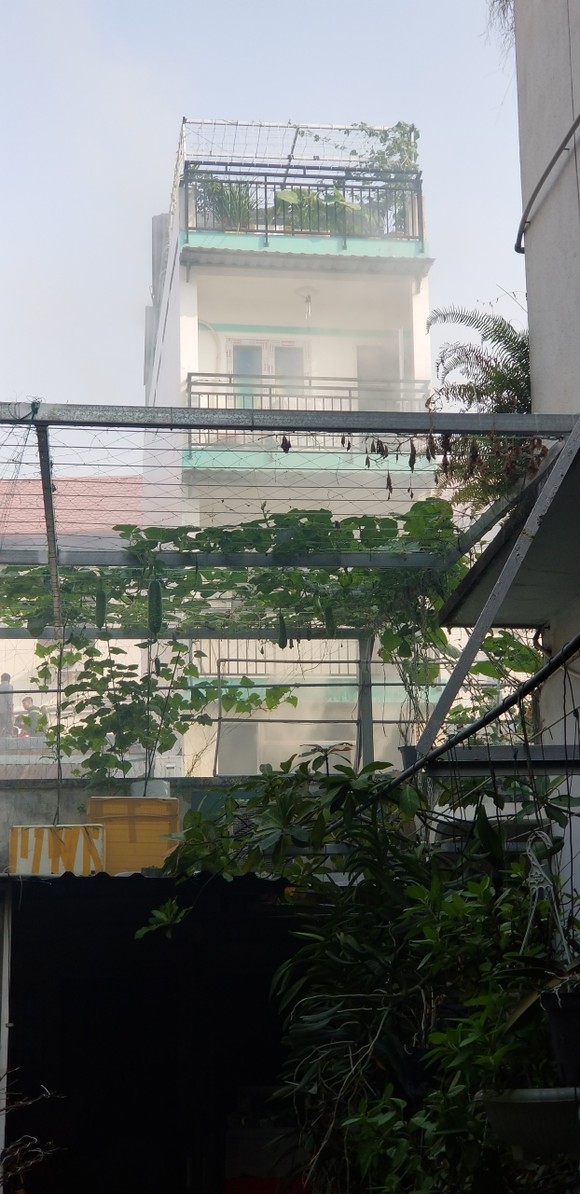 Giải cứu cháu bé bị mắc kẹt ở tầng 2 căn nhà bị cháy ảnh 1
