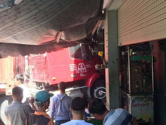 Xe container lao vào nhà dân, 1 người tử vong ảnh 1