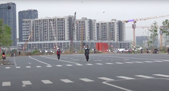 'Quái xế' tụ tập đua xe, bốc bánh gây náo loạn gần hầm Thủ Thiêm ảnh 6