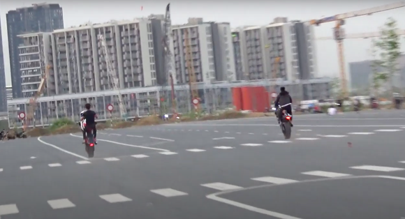 'Quái xế' tụ tập đua xe, bốc bánh gây náo loạn gần hầm Thủ Thiêm ảnh 7
