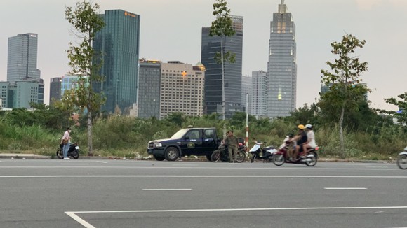 Công an túc trực nơi “quái xế” tụ tập đua xe gần hầm Thủ Thiêm ảnh 1