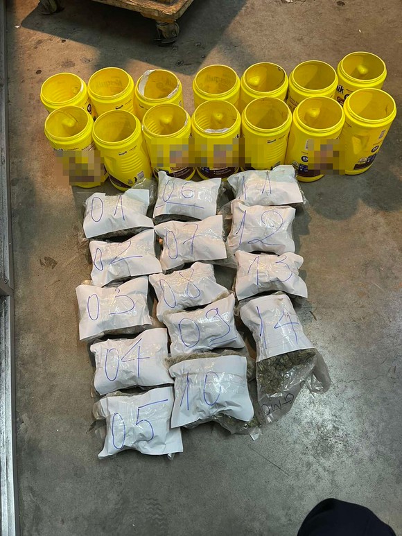 Gần 6kg nghi là ma tuý giấu trong quà tặng ảnh 2