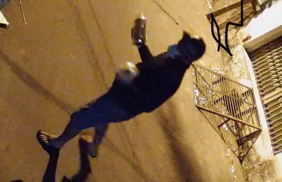 Một nhà dân liên tục bị “khủng bố” bằng sơn ở quận Bình Tân ảnh 4