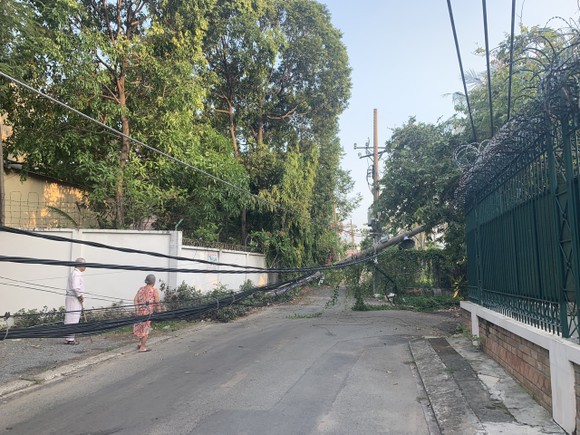 Sau tiếng nổ lớn, trụ điện ngã đổ, hàng trăm hộ dân ở Thủ Đức mất điện ảnh 7