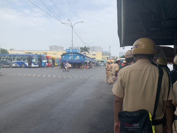 Kiểm tra nồng độ cồn, ma túy với tài xế ở Bến xe Miền Đông trước dịp lễ 30-4 và 1-5 ảnh 4
