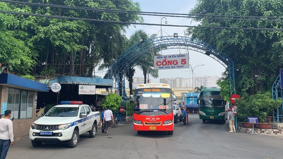 Kiểm tra nồng độ cồn, ma túy với tài xế ở Bến xe Miền Đông trước dịp lễ 30-4 và 1-5 ảnh 1