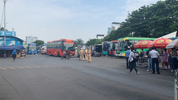 Kiểm tra nồng độ cồn, ma túy với tài xế ở Bến xe Miền Đông trước dịp lễ 30-4 và 1-5 ảnh 5