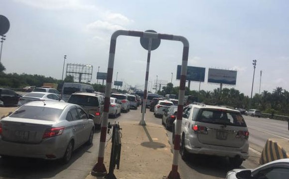 CSGT phạt đơn vị quản lý cao tốc vì không xả trạm thu phí khi ùn tắc kéo dài ảnh 1