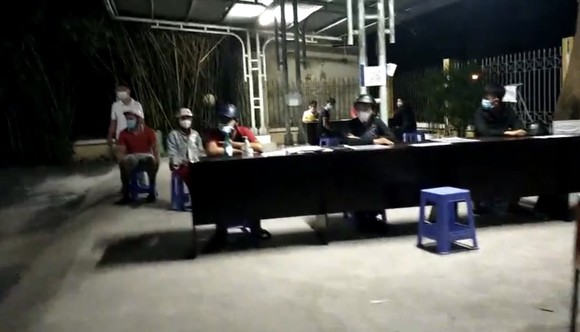 Tạm giữ nhiều 'quái xế' tổ chức đua xe ở quận 7 giữa lúc giãn cách xã hội ảnh 1